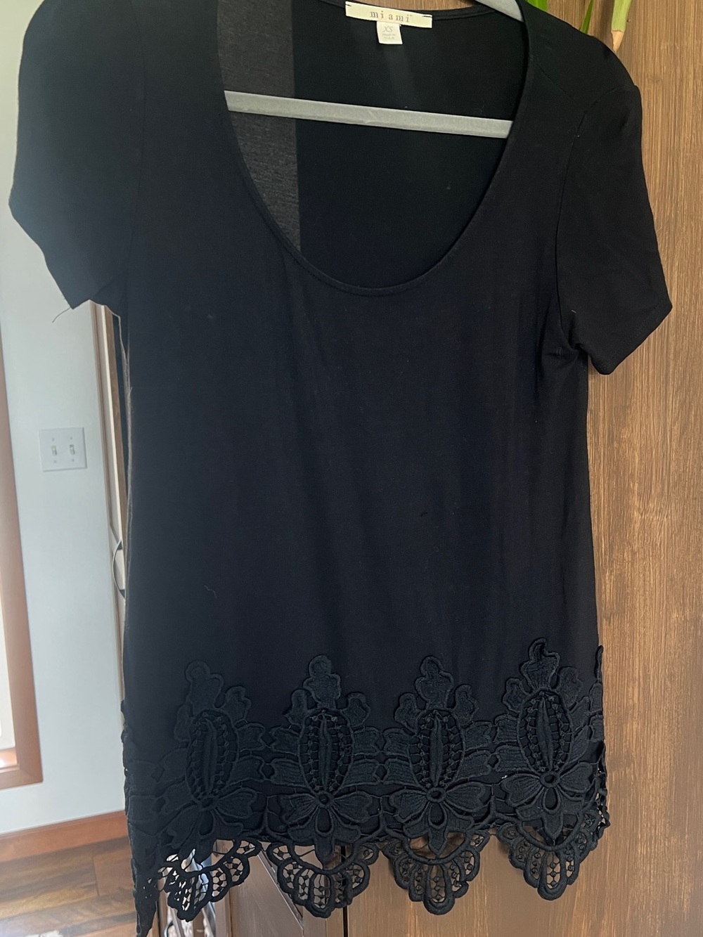 miami Black Scoop Neck Short Sleeve Top with Lace Hem xs/s